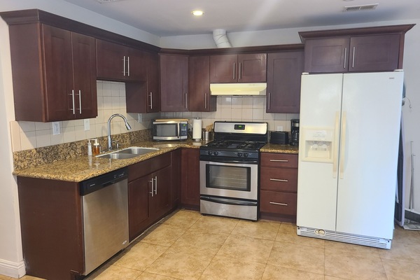 Frigorifero, microonde, forno, piano cottura