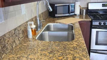 Kylskåp, mikrovågsugn, ugn och spishäll