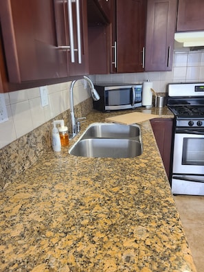 Refrigerador, microondas, horno, placa de cocina