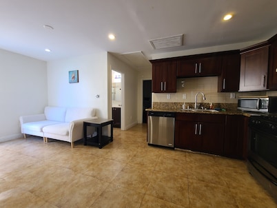 Cozy Cottage, 2-bedroom duplex in delightful Beach City with WiFi, AC
