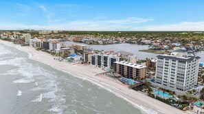 On the beach - Beachfront Condo - Make Naples your Dream Destination! (Naples)