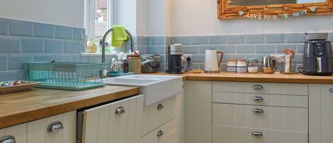 Køleskab, opvaskemaskine, højstol