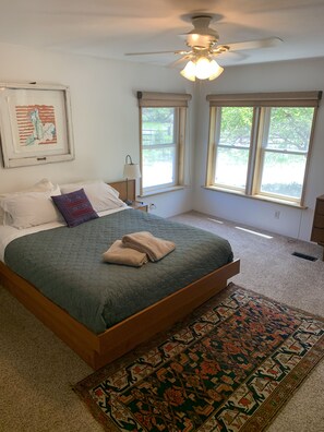 4 bedrooms, iron/ironing board, WiFi, bed sheets