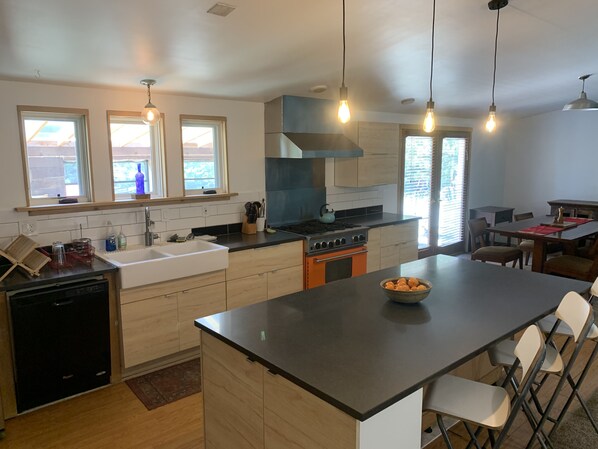 Oven, stovetop, dishwasher