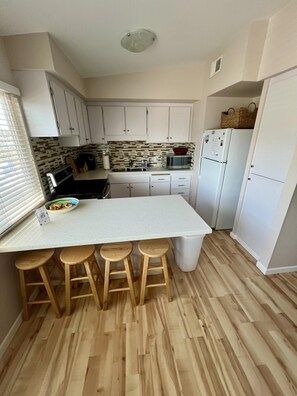 Geladeira, micro-ondas, fogão, cooktop