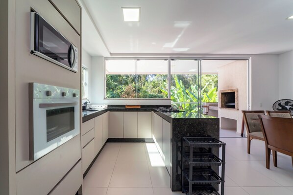 Fridge, microwave, oven, stovetop - Bombinhas 150 Meters from the Beach Complete Apartment With Wifi Close to the Beach (Bombas Bombinhas)