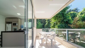 Eine moderne Küche mit Mikrowelle, Kühlschrank und Gasherd.