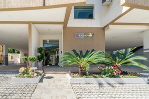 Exterior detail - Bombinhas 150 Meters from the Beach Complete Apartment With Wifi Close to the Beach (Bombas Bombinhas)