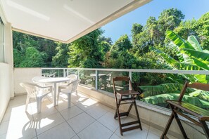 Outdoor dining - Bombinhas 150 Meters from the Beach Complete Apartment With Wifi Close to the Beach (Bombas Bombinhas)