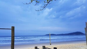 Ein Strand mit Holzzäunen und Blick auf den Ozean.