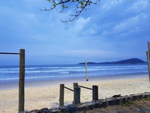 Beach - Bombinhas 150 Meters from the Beach Complete Apartment With Wifi Close to the Beach (Bombas Bombinhas)