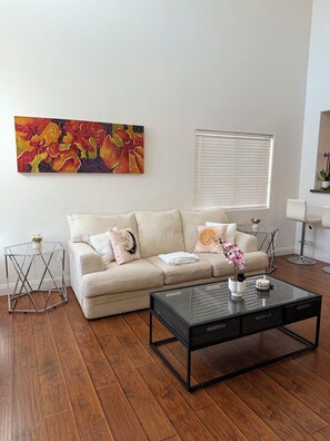 Living area - Group get away in this Spacious 4-bedroom house in vibrant Las Vegas (Las Vegas)