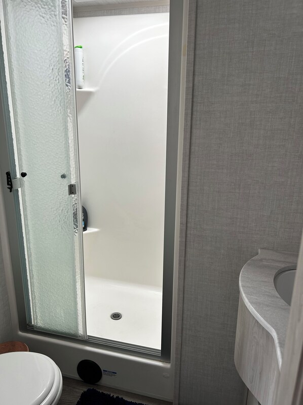 Haartrockner, Handtücher, Toilettenpapier