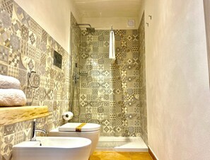 Een douche, een regendouche, gratis toiletartikelen, een haardroger