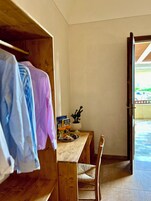 Minibar, decoración personalizada, muebles diferentes y escritorio 