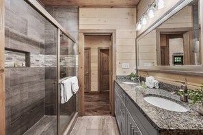 Douche, sèche-cheveux, serviettes fournies, savon