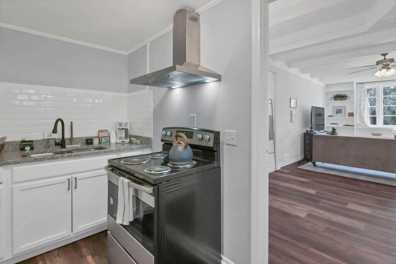 Jääkaappi, mikroaaltouuni, uuni, liesi