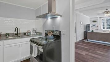 Jääkaappi, mikroaaltouuni, uuni, liesi