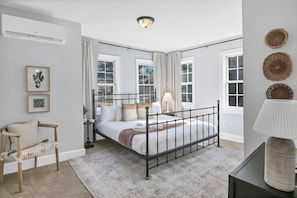 4 habitaciones, escritorio y tabla de planchar con plancha 