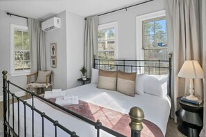 4 sovrum, skrivbord, strykjärn/strykbräda och resesäng