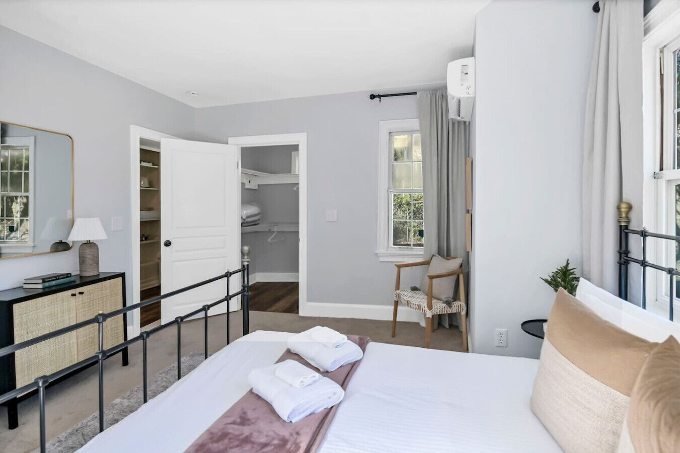 4 bedrooms, desk, iron/ironing board, travel cot