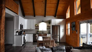 Una Smart TV, una chimenea