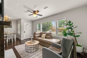 Smart TV, fireplace - Charming 3 Bed Bungalow Family Retreat: Sleeps 6 (Atlanta)