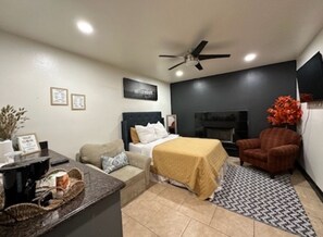 1 bedroom, WiFi, bed sheets -  Comfortable studio #2 with  WiFi and AC in charming Sacramento (Sacramento)