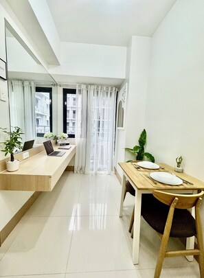 Interior - Lux 1BR Condo w/Pool view near MOA-Shore3 Tower2 (Pasay)