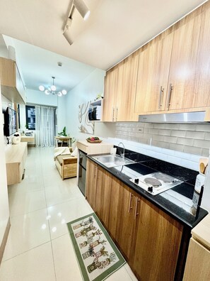 Fridge, microwave, stovetop, coffee/tea maker
