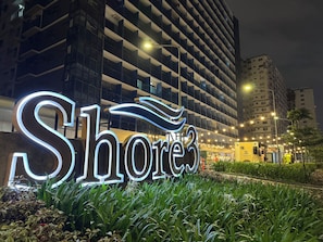 Exterior - Lux 1BR Condo w/Pool view near MOA-Shore3 Tower2 (Pasay)