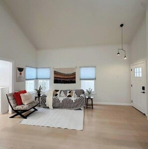 Computer monitors - Luxury 3B house near Tec Hubs, High speed WiFi, Chef's Kitchen (San Jose)