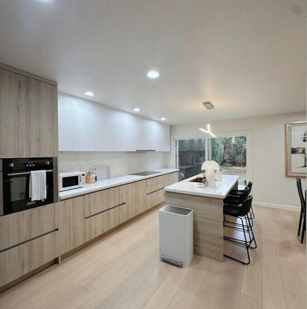 Private kitchen - Luxury 3B house near Tec Hubs, High speed WiFi, Chef's Kitchen (San Jose)