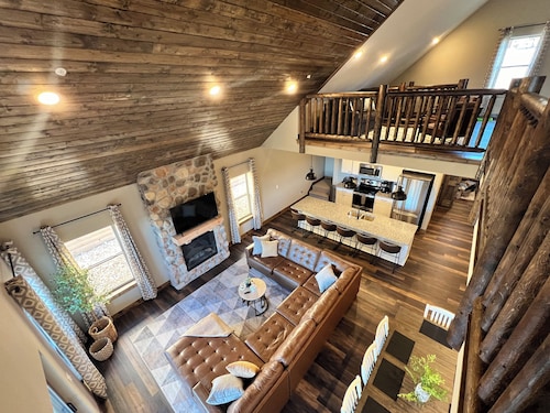 Spacious 6-bedroom lodge with stunning lake views of Table Rock Lake in Branson!