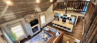 Spacious 6-bedroom lodge with stunning lake views of Table Rock Lake in Branson!