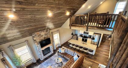 Spacious 6-bedroom lodge with stunning lake views of Table Rock Lake in Branson!