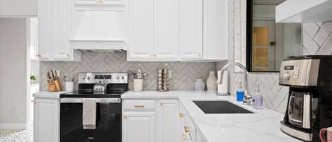 Een koelkast, een microgolfoven, een oven, een kookplaat