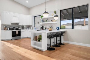 Fridge, microwave, oven, stovetop - Pickleball-Basketball-HeatedPool-Spa-2 Primary BRs (Scottsdale)