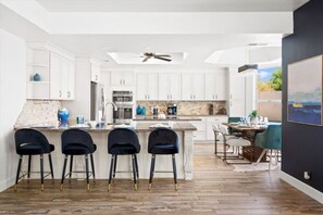 雪櫃、微波爐、焗爐、爐具