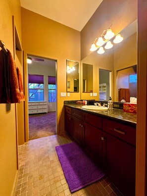Shower, hair dryer, towels, soap - The Gem of The Preserve (Marana)