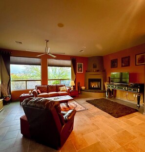 Smart TV, fireplace - The Gem of The Preserve (Marana)