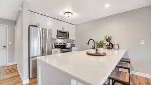 Jääkaappi, mikroaaltouuni, uuni, liesi