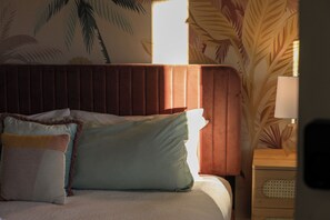 1 室のベッドルーム、デスク、アイロン / アイロン台、ベッドシーツ