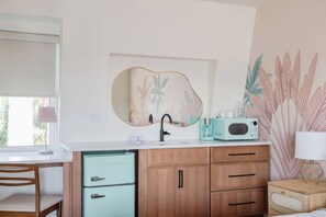 1 soverom, skrivebord, strykejern/-brett og sengetøy