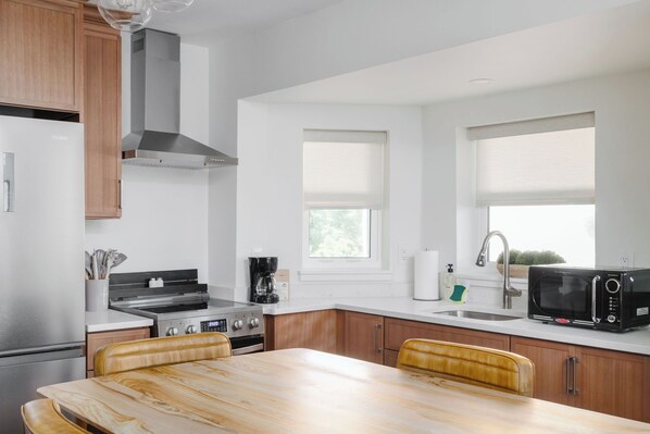 Kjøleskap, mikrobølgeovn, ovn og kokeplater