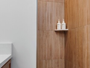 Dusj, hårføner og håndklær