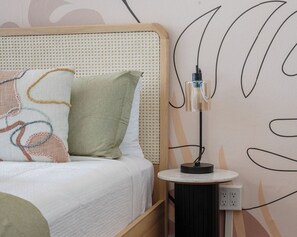 1 dormitorio, escritorio, tabla de planchar con plancha y ropa de cama