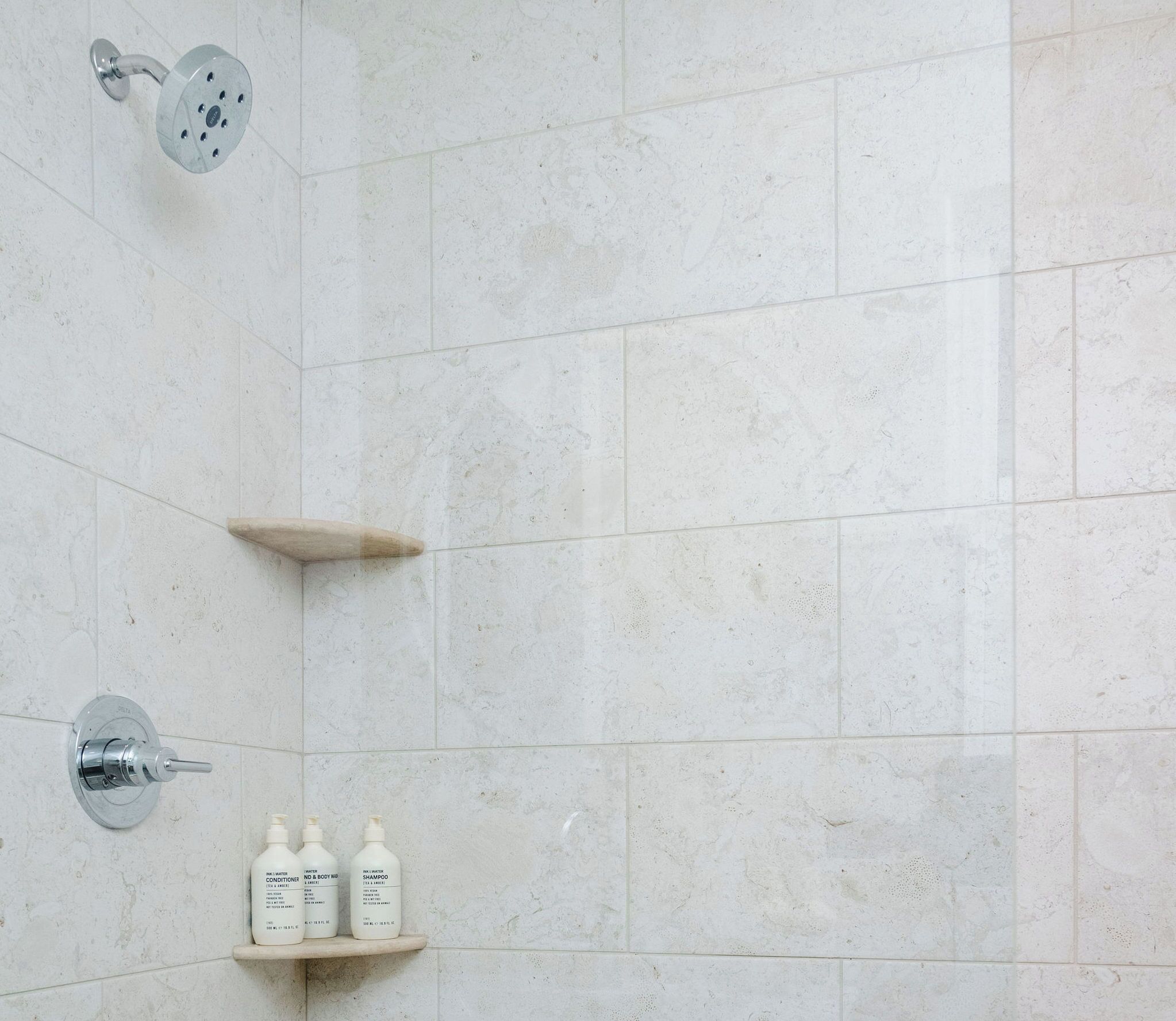 Douche, sèche-cheveux, serviettes fournies