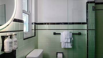 Douche, sĂšche-cheveux, serviettes fournies