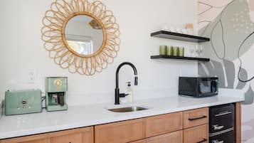 Refrigerador, microondas, cafetera y tetera y tostadora